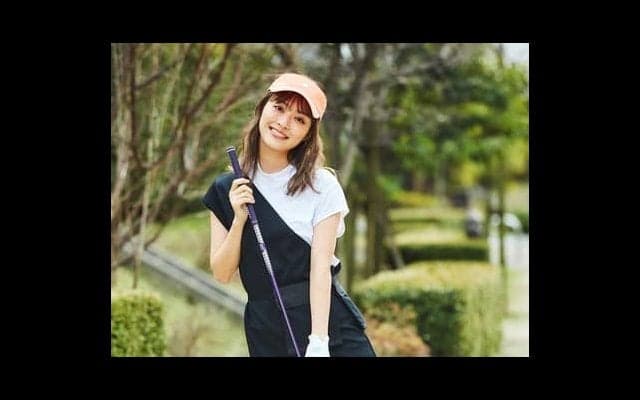 内田理央さん、ゴルフの構え方を学びミート率UP！「猫背はダメ」