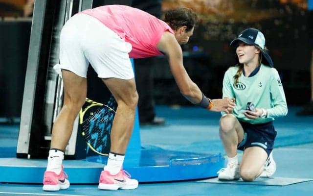 ナダル ショットをぶつけてしまった少女と再会。笑顔のツーショットを撮影