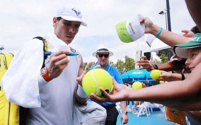 右利きのナダルが左手でテニスをプレーする理由