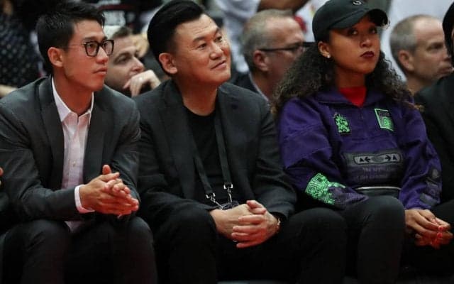 錦織のメガネ姿を大坂なおみが隠し撮り。真顔でせんべいを頬張る姿が話題に