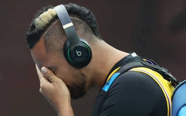 バスケ好きのキリオス、コービーのユニフォームを着てコートへ入場