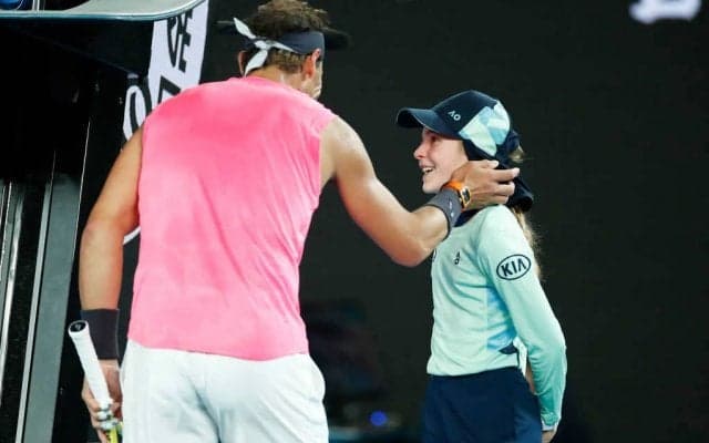 ナダルの神対応！ボールガールの頬にキス