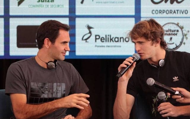 フェデラーとズベレフが見えないラリーを披露。「なんてエンターテインメントだ」