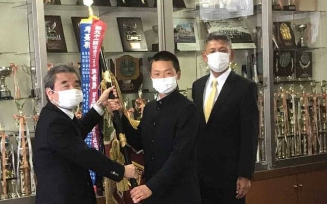 【高校野球】習志野高が選抜準優勝旗を返還　角田主将「夏は甲子園を目指して…」