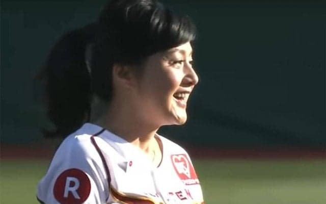 【始球式名場面】“真っ赤な”紀香が美しい！　開幕戦の豪快フォームにファン「脚なっが」