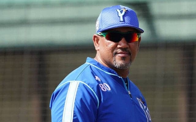 DeNAラミレス監督、逆立ちトレ披露でファンへ挑戦状　「みんなもやってみない？」