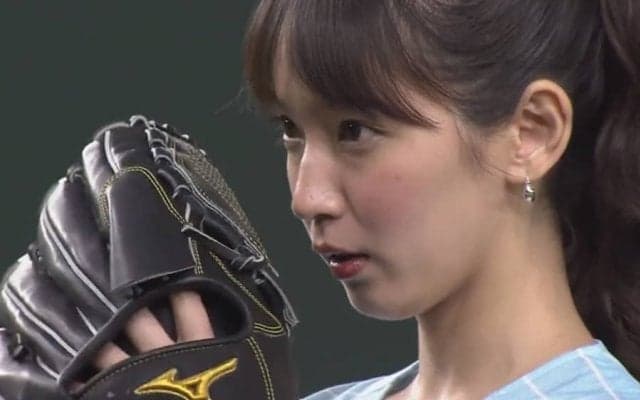 【始球式名場面】球場を虜にした吉岡里帆さんのキュートな笑顔！　西武秋山も“神対応”