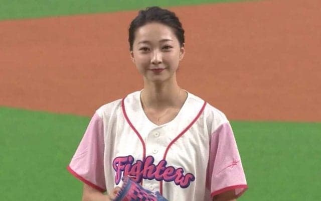 【始球式名場面】球場がどよめいた！　広島鈴木の妻・愛理さんのアクロバティック投球