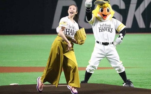 【始球式名場面】苦笑いも美しい…　女優・今田美桜さんの“大暴投”に王会長も思わず笑顔