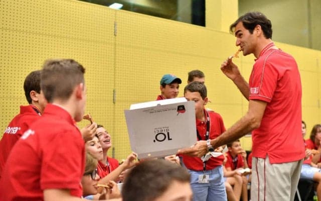 フェデラー「僕はいつでもボールボーイになるよ」。恒例のピザを楽しむ