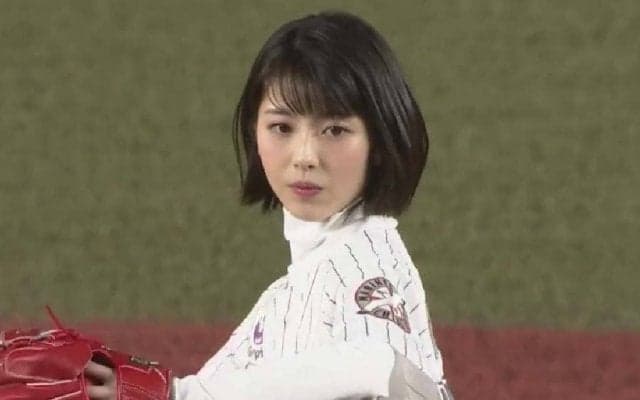 【始球式名場面】「天使」「女神」女優・浜辺美波の眩しい笑顔にファンはメロメロ