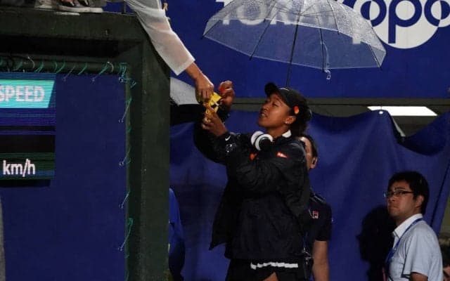 大坂なおみ「まいどおおきに」。試合は順延も、雨の中待つ観客にファンサービス