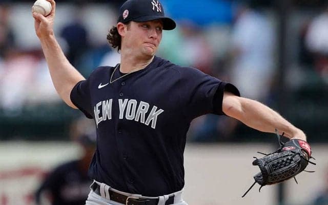 【MLB】ヤ軍コールの美人妻に米が驚愕　妊婦が剛球投球、スライダーまでも…