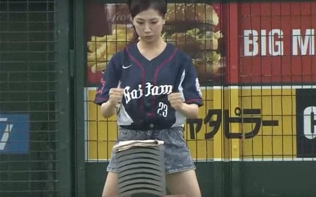 【始球式名場面】「ホームランばりの衝撃」　頭突きで瓦10枚を叩き割る美人女優
