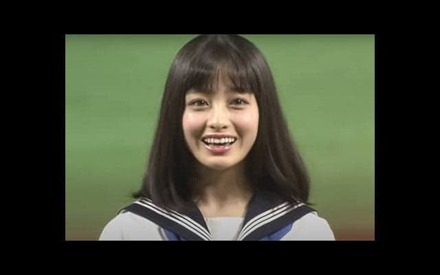 【始球式名場面】女優・橋本環奈の秘蔵映像　当時16歳、セーラー服投球にファン「癒されるわ…」