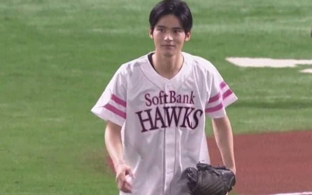 【始球式名場面】球場もどよめく剛球　創成館出身俳優にファン「イケメンすぎる」