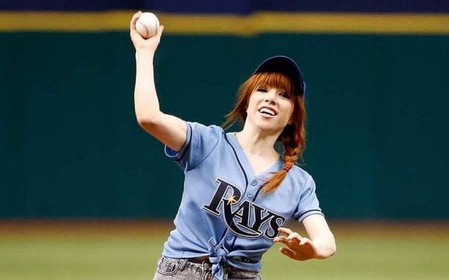 まさかの“急所”直撃の1球も…　MLB公式「失敗始球式」特集にファン爆笑