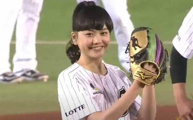 【始球式名場面】スタンドどよめいた！　「可愛すぎる」女優・松井愛莉さんがノーバウンド投球