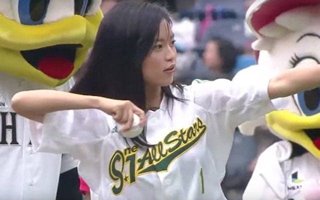 【始球式名場面】当時20歳の小島瑠璃子が「可愛過ぎないか」？　ショーパン＆ハイソ姿でノーバウンド投球