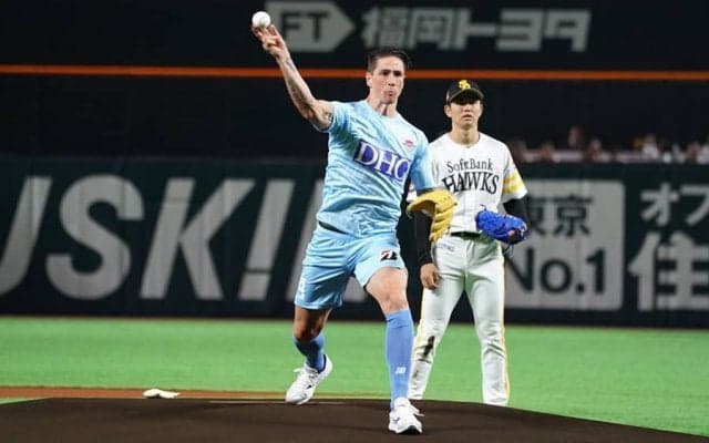 【始球式名場面】元スペイン代表トーレスの珍しい“野球姿”　甲斐の好セーブにも脚光が