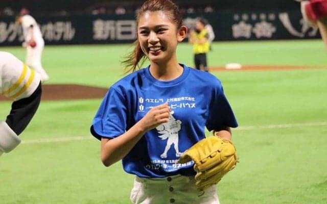 【始球式名場面】美女が投じた94キロに球場どよめく！　“野球女子”坪井ミサトは「スゲェ！」