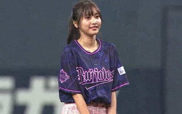 【始球式名場面】照れ笑いも大歓声！　“オリ姫”佐野ひなこさん渾身の一球