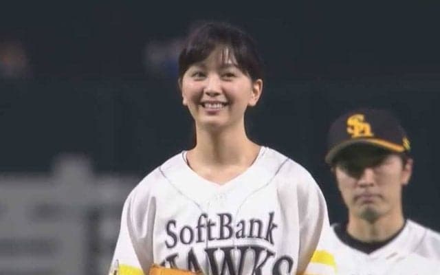 【始球式名場面】美女のノーバウンド投球に球場どよめく　楽天松井の妻・石橋杏奈さんの笑顔が眩しい