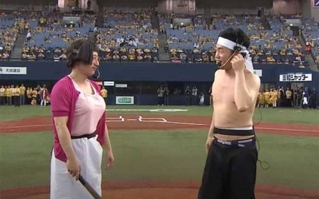 【始球式名場面】球場も選手も大爆笑！　吉本新喜劇の「乳首ドリル」始球式、中村晃はキレられる