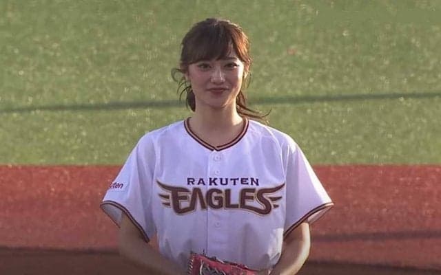 【始球式名場面】「美人な上にナイスピッチ」女優・奥山かずさの1球は外角低めストライク！
