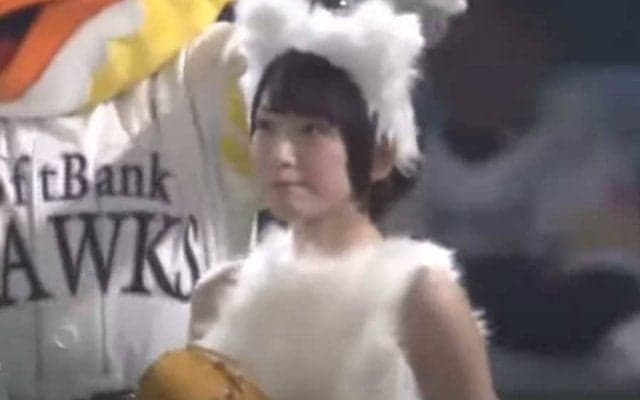 【始球式名場面】生駒里奈さんが「超絶可愛い」　真っ白“コスプレ姿”にファン悶絶