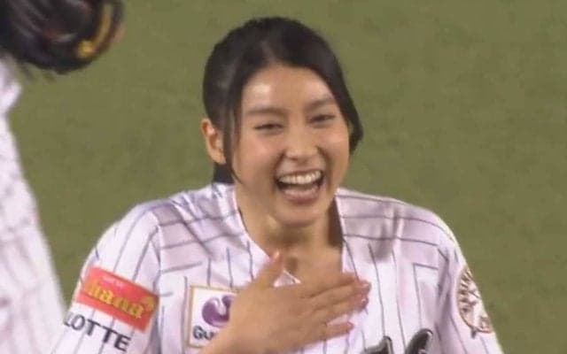 【始球式名場面】美女の笑顔にファン酔いしれる　女優・土屋太鳳さんが見事なストライク！