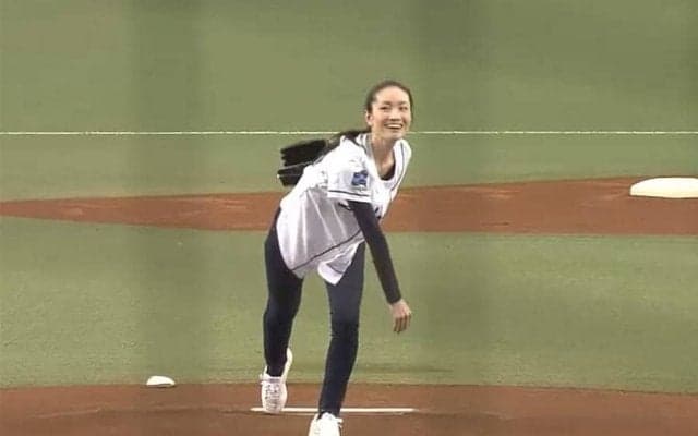 【始球式名場面】球場もどよめく驚愕アクロバット投法　荒川静香さんはまるで星飛雄馬!?
