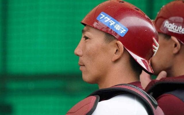 【球界名場面】心温まる気遣いは「恋の始まり」!?　嶋基宏の格好良すぎる球審へのフォロー