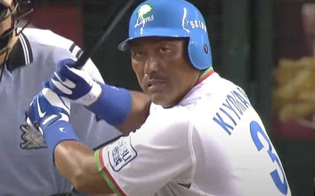 【球界名場面】豪快なスイングは健在！　西武の背番号「3」清原氏とオリ野田氏の真剣勝負