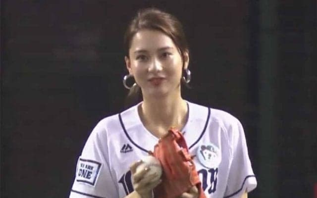 【始球式名場面】「めっちゃ可愛い」“テラハ史上No1美女”にファンもメロメロ？