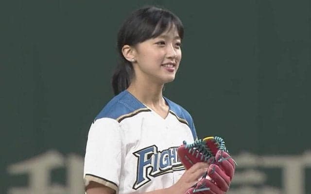 【始球式名場面】「可愛さに熱盛!!」美人アナがド派手なワインドアップ投球で場内魅了