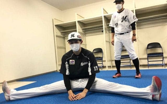 ロッテ佐々木朗希が驚異の軟体！　家でも出来る簡単ストレッチ動画を公開