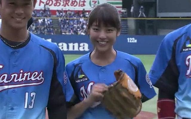 【始球式名場面】小麦肌は当時も健在　23歳の岡副麻希さんによる“軟体”始球式