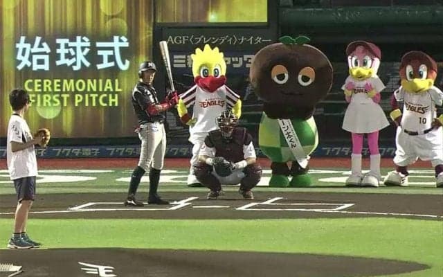 【始球式名場面】人気マスコットが“犠牲”に…　ファンの1球はまさかの“死球式”
