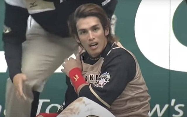 【球界名場面】敵も味方も拍手した超美技！　陽岱鋼によるフェンス激突スーパーキャッチ