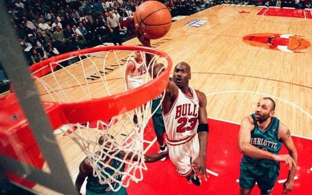 【NBA】なぜこんなに跳べるの!?　ジョーダンの規格外ダンク集に米衝撃「トランポリンある？」