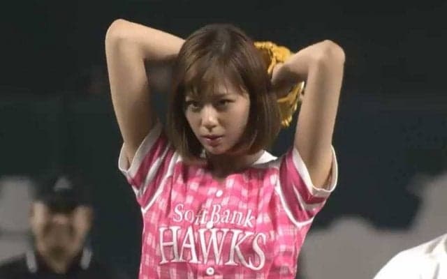 【始球式名場面】「可愛い」モデル西内まりやさんの豪快始球式　背後の“摂津立ち”にも注目