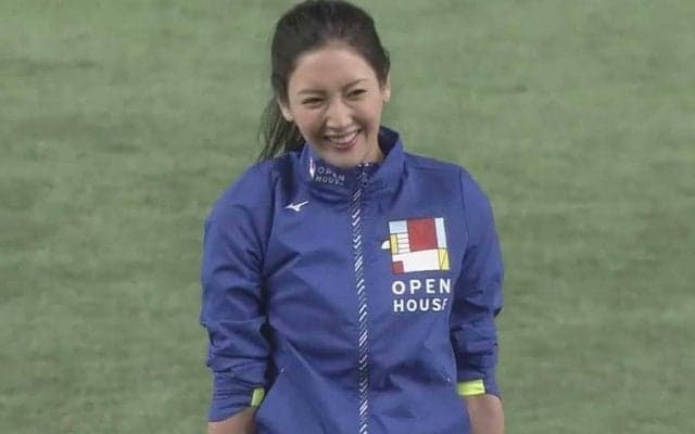 【始球式名場面】球団タイ1試合7発を呼んだ！　菜々緒さん“8頭身”美脚ノーバウンド投球