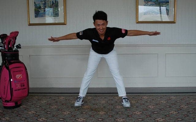 ラウンド前に効果的！もちろん自宅でもできる中西直人の「手打ちを防ぐストレッチ」