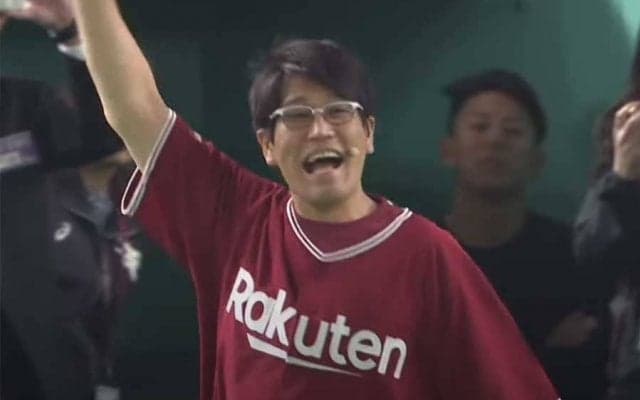 【始球式名場面】「試合を遅らせない」にファン爆笑　“ピコ太郎”こと古坂大魔王さんが急いで始球式