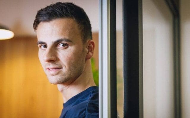 【卓球】元モデルのイケメン・アポロニア、可愛い愛息と室内で“ほっこり”サーブ練習