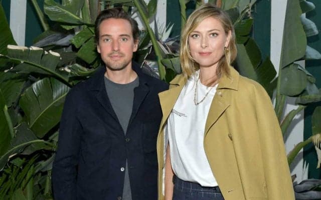 海辺でテイクアウトのロブスターサンドイッチ。シャラポワ、隔離中の誕生日