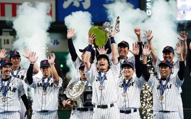 カメラマン厳選の名シーン　プレミア12世界一・秋山合流の瞬間「これぞ仲間って感じ」