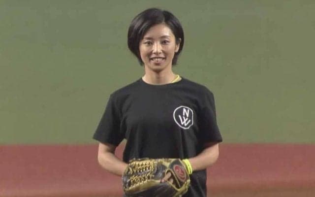 【始球式名場面】さすが女子野球のパイオニア！　片岡安祐美さんが完璧すぎるアウトロー
