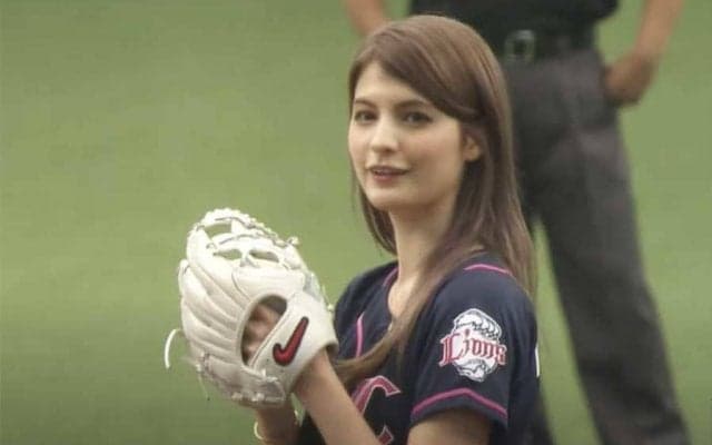 【始球式名場面】短パン生美脚で悩殺？　ハーフ美女モデルの堂々投球に拍手喝采